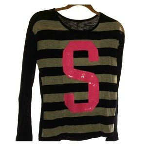 Long sleeve shirt with a pink sequence “S”